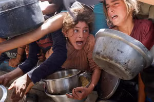 Mọi người tập trung nhận thực phẩm do một bếp ăn từ thiện nấu tại Khan Younis, phía nam Dải Gaza. Ảnh: REUTERS.