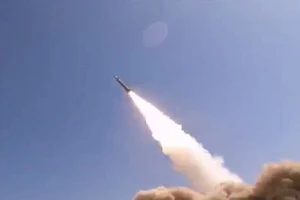 Ra mắt tên lửa tầm xa 1.200km Qassem Basir mới vượt qua THAAD và Patriot