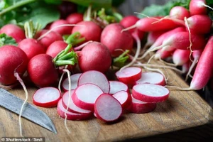 Sử dụng củ cải, các nhà nghiên cứu đã chứng minh cách các hạt nhựa nano - một số hạt có đường kính nhỏ tới một phần triệu centimet - có thể xâm nhập vào rễ cây.
