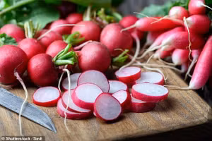 Sử dụng củ cải, các nhà nghiên cứu đã chứng minh cách các hạt nhựa nano - một số hạt có đường kính nhỏ tới một phần triệu centimet - có thể xâm nhập vào rễ cây.