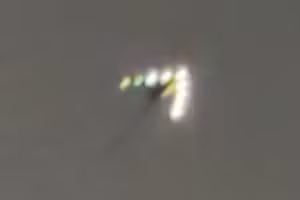 Vật thể bay hình boomerang sáng rực trong đêm gây tranh cãi