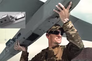 Một người lính gắn bộ Hệ thống định vị trực quan mới vào cánh drone Puma LE. Ảnh: AeroVironment