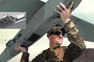 Một người lính gắn bộ Hệ thống định vị trực quan mới vào cánh drone Puma LE. Ảnh: AeroVironment