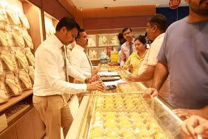 Vàng giảm giá, người Dubai chen nhau mua sạch cửa hàng