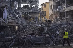 Cận cảnh hiện trường ở Israel sau khi Iran rầm rộ phản công