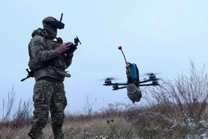 Một binh sĩ Ukraine vận hành UAV. Ảnh: Facebook của Bộ Tổng tham mưu Lực lượng vũ trang Ukraine.