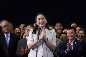 Hình ảnh con gái ông Thaksin trở thành thủ tướng trẻ nhất Thái Lan