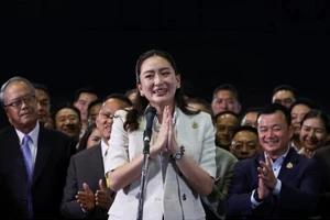 Hình ảnh con gái ông Thaksin trở thành thủ tướng trẻ nhất Thái Lan