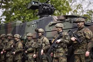 Binh sĩ Đức đứng trước một xe quân sự Boxer tại doanh trại Julius Leber, ngày 24/4/2024, ở Berlin, Đức. Ảnh: Henry Nicholls 