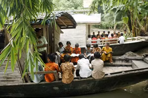 Khi trường học hóa thành con thuyền đưa tri thức vượt lũ