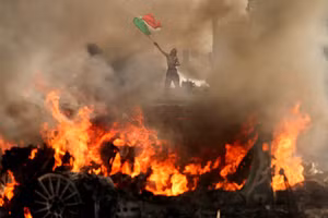 Đụng độ căng thẳng giữa Vệ binh Quốc gia và người biểu tình Mỹ