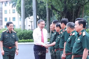 Lãnh đạo Bộ Quốc phòng, Tổng cục Chính trị Quân đội nhân dân Việt Nam đón Tổng Bí thư Tô Lâm. (Ảnh: Thống Nhất/TTXVN)