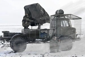 Một phương tiện tác chiến điện tử dựa trên xe GAZ-66 đang bảo vệ hệ thống công binh rải mìn từ xa Zemledeliye của Lữ đoàn công binh cận vệ độc lập số 45 thuộc Quân khu phía Tây tại khu vực Luhansk. Ảnh: RIA Novosti