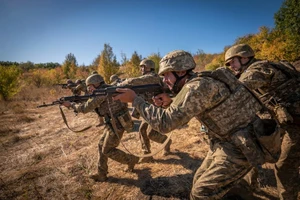 Binh sĩ Ukraine ở khu vực Donetsk. Ảnh: AP.