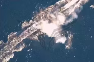 Khoảnh khắc UAV diệt tàu không người lái ngoài khơi Crimea