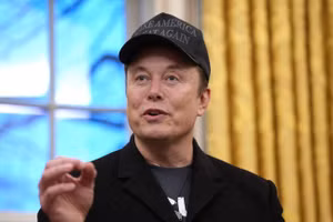 Tỷ phú Elon Musk phát biểu khi ông tham gia cùng Tổng thống Donald tại Phòng Bầu dục ở Nhà Trắng vào ngày 11/2. Ảnh: © Getty Images / Andrew Harnik