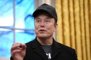 Tỷ phú Elon Musk phát biểu khi ông tham gia cùng Tổng thống Donald tại Phòng Bầu dục ở Nhà Trắng vào ngày 11/2. Ảnh: © Getty Images / Andrew Harnik