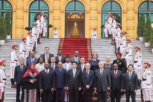 Chủ tịch nước Lương Cường với các Đại sứ đến trình Quốc thư. (Ảnh: Lâm Khánh/TTXVN)