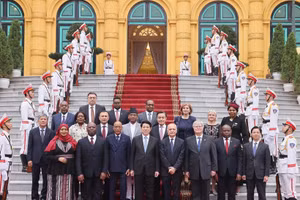 Chủ tịch nước Lương Cường với các Đại sứ đến trình Quốc thư. (Ảnh: Lâm Khánh/TTXVN)