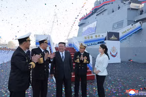 Chùm ảnh Triều Tiên hạ thủy tàu khu trục đa năng 5.000 tấn mới