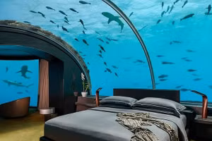 Tại khu nghỉ dưỡng Conrad Maldives Rangali Island có The Muraka, một dinh thự sang trọng 2 tầng đầu tiên, với phòng ngủ chính chìm sâu hơn 4,88 mét dưới mực nước biển ở Ấn Độ Dương.