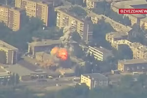 Khoảnh khắc UAV Geran-2 lao thẳng xuống trung tâm tuyển quân