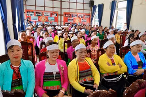 Hơn 200 đồng bào dân tộc thiểu số thuộc xã Khánh Thượng, huyện Ba Vì, Hà Nội, tham dự Chương trình tư vấn chính sách, pháp luật về an sinh xã hội. (Ảnh: Duy Khánh) 