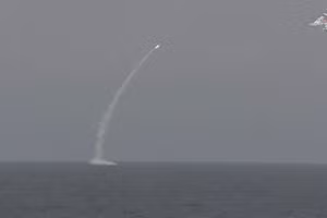 Video tàu ngầm hạt nhân Arkhangelsk phóng Kalibr diệt mục tiêu cách 600km