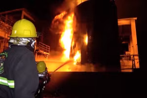 Lính cứu hỏa làm việc khi đám cháy lớn bùng phát tại một nhà máy xi măng ở Yemen sau khi quân đội Israel cho biết họ đã tiến hành các cuộc không kích vào Cảng Hodeidah và vùng lân cận. Ảnh: Reuters.