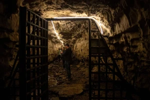 Một du khách khám phá Hang Phù thủy Bell ở Adams, Tennessee, Mỹ. Theo truyền thuyết, hang động này được cho là từng là nơi trú ngụ của một phù thủy độc ác.