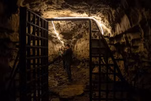 Một du khách khám phá Hang Phù thủy Bell ở Adams, Tennessee, Mỹ. Theo truyền thuyết, hang động này được cho là từng là nơi trú ngụ của một phù thủy độc ác.