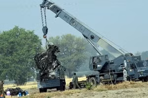 Ảnh chấn động: Mảnh vỡ nghi là tiêm kích Rafale Ấn Độ dấy lên nhiều nghi vấn