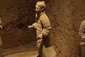 Du khách phá tượng đất nung tại lăng mộ Tần Thủy Hoàng gây sốc