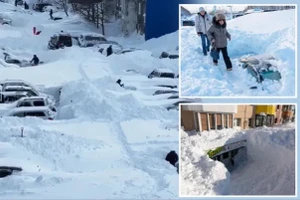 Thảm họa tuyết chôn vùi ô tô, nhà cửa khiến người dân phải tự đào thoát