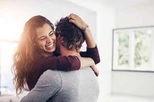 Chuyên gia cho biết thói quen rửa bát cùng nhau có thể tạo ra "sự khác biệt lớn", cải thiện sức khỏe tinh thần của các cặp đôi.