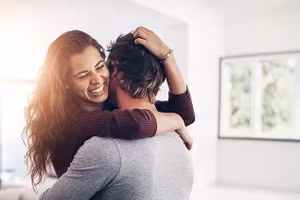 Chuyên gia cho biết thói quen rửa bát cùng nhau có thể tạo ra "sự khác biệt lớn", cải thiện sức khỏe tinh thần của các cặp đôi.