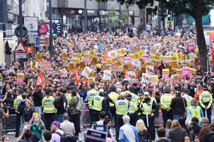 Chùm ảnh biển người xuống đường ở Anh