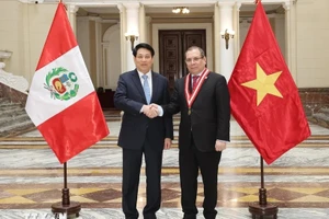 Chánh án Toà án Tối cao Peru Javier Arévalo Vela đón Chủ tịch nước Lương Cường. (Ảnh: Lâm Khánh/TTXVN)