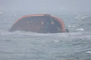 Philippines chạy đua với thời gian khi tàu chở 1.494 tấn nhiên liệu bị lật