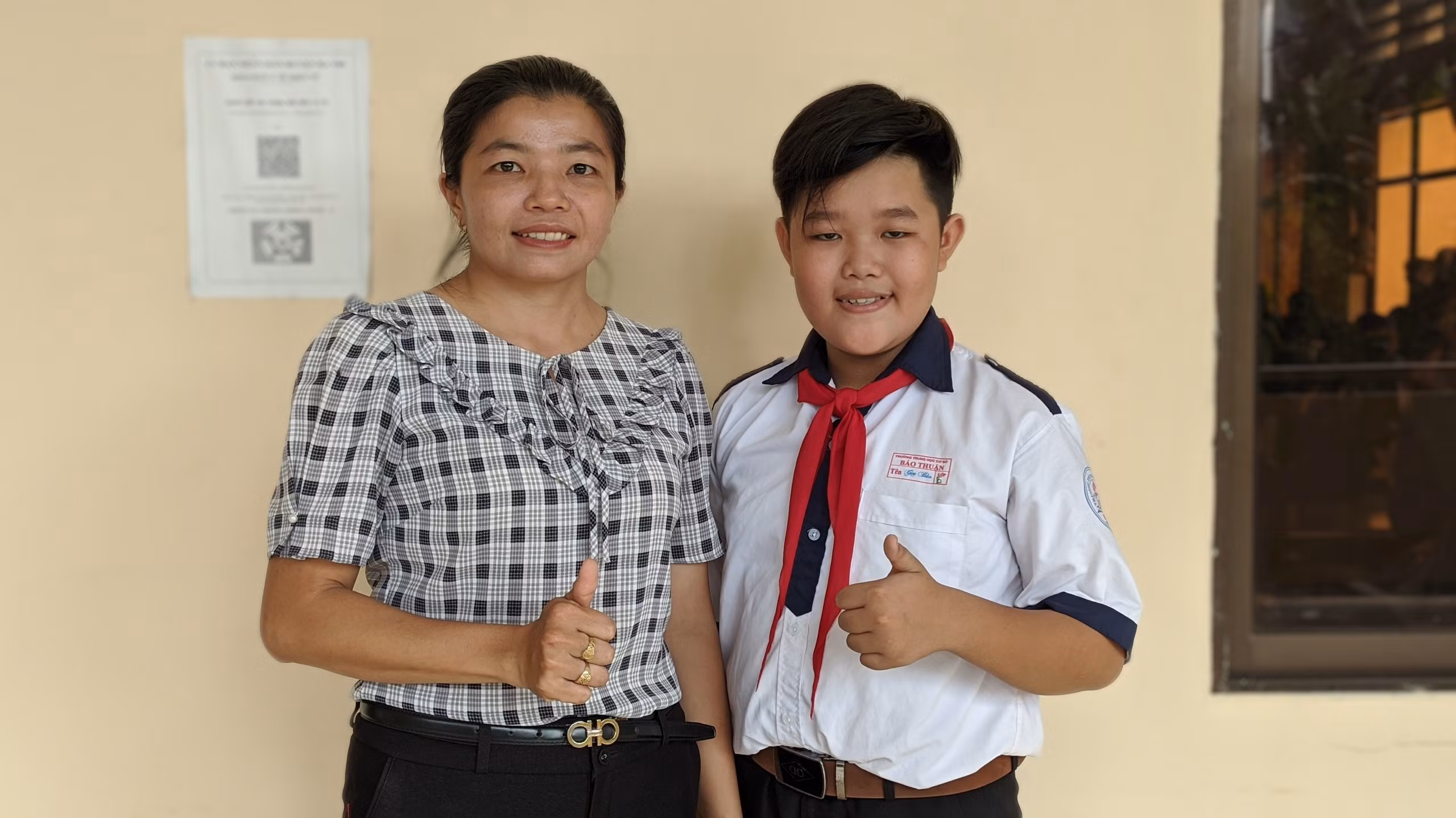 Cô Trần Thị Thẳm, Tổng phụ trách Trường THCS Bảo Thuận, huyện Ba Tri và học trò Nguyễn Bùi Gia Bảo. Ảnh: Hiếu Hiền