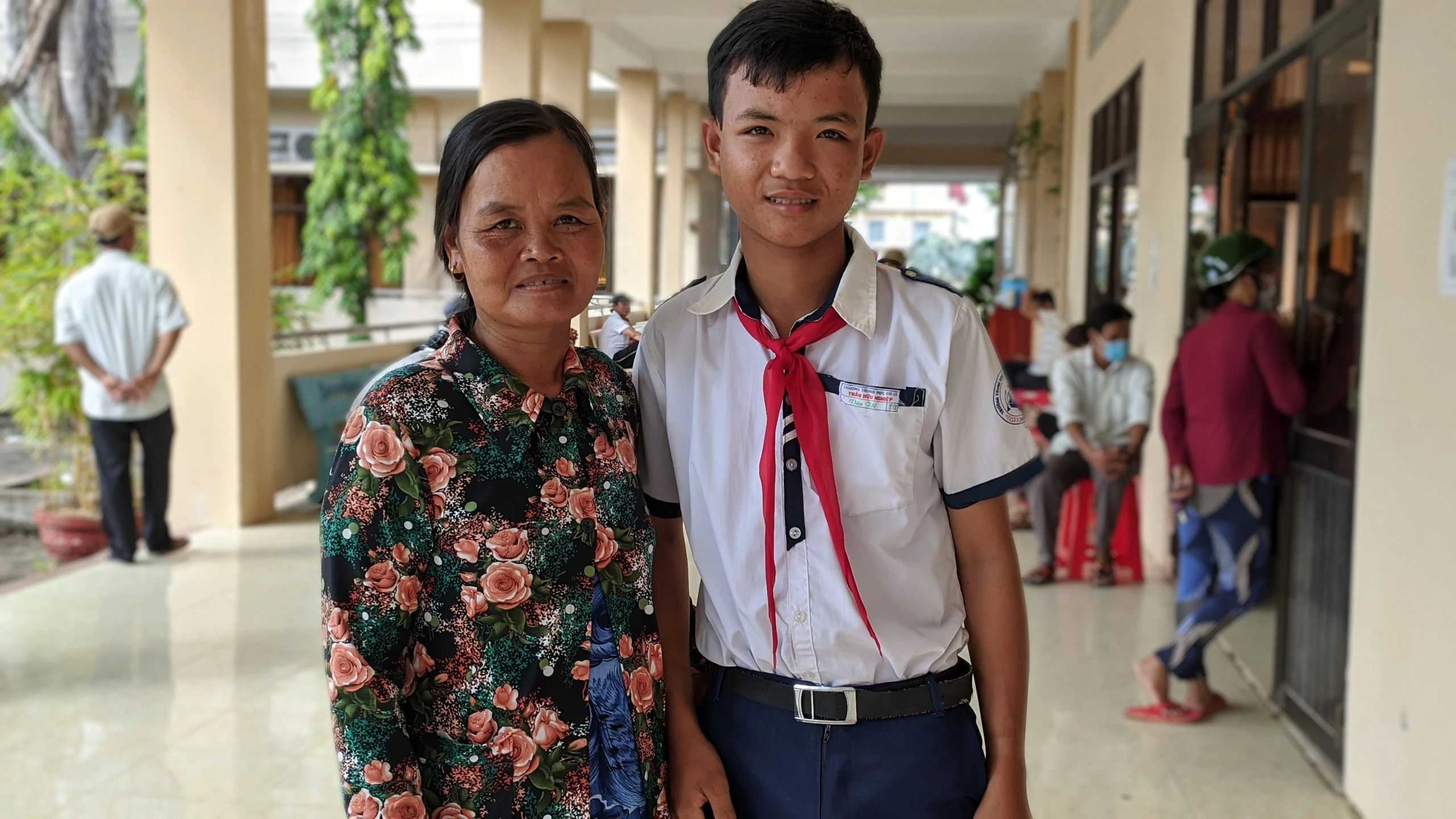 Bà Trần Thị Trinh và con trai Nguyễn Văn Tới, trường THCS Tân Thủy. Ảnh: Hiếu Hiền