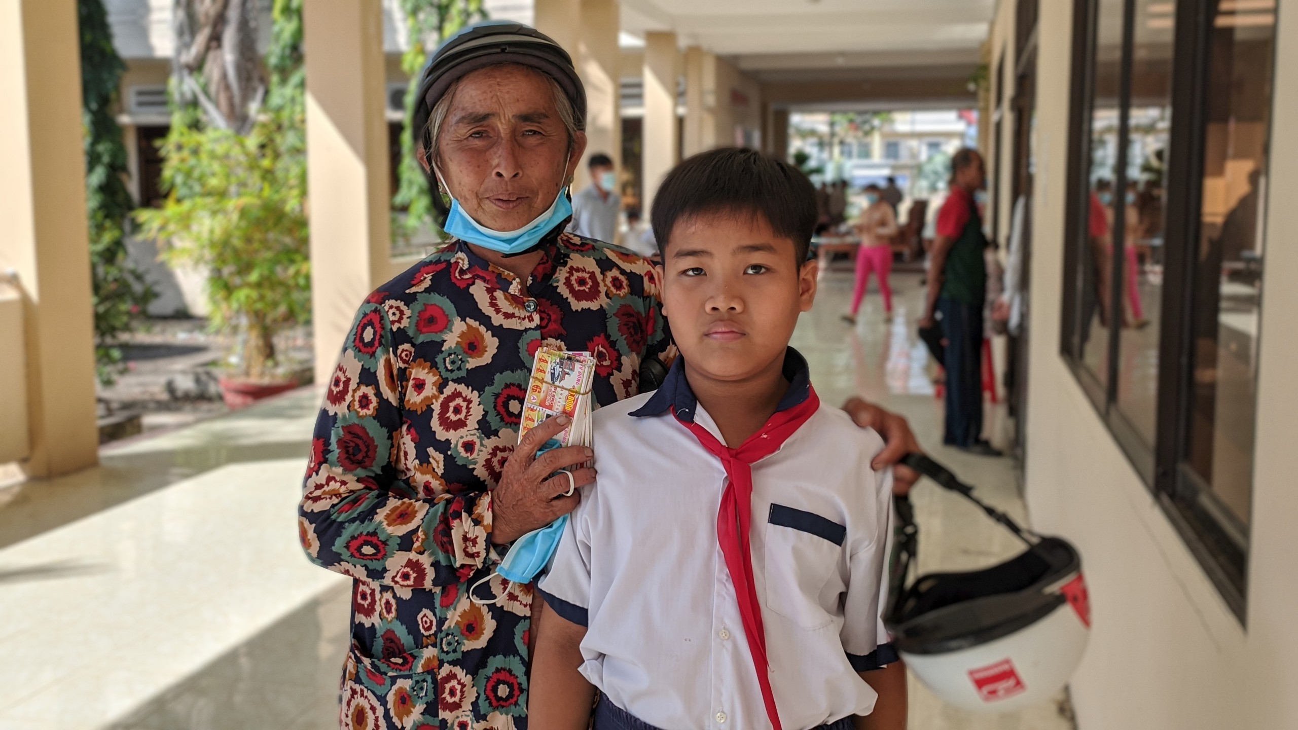 Bà Phạm Thị Xéo và cháu ngoại Đặng Bảo Lộc, Trường Tiểu học Tân Xuân 1, Ba Tri. Ảnh: Hiếu Hiền Bà Phạm Thị Xéo và cháu ngoại Đặng Bảo Lộc, Trường Tiểu học Tân Xuân 1, Ba Tri. Ảnh: Hiếu Hiền