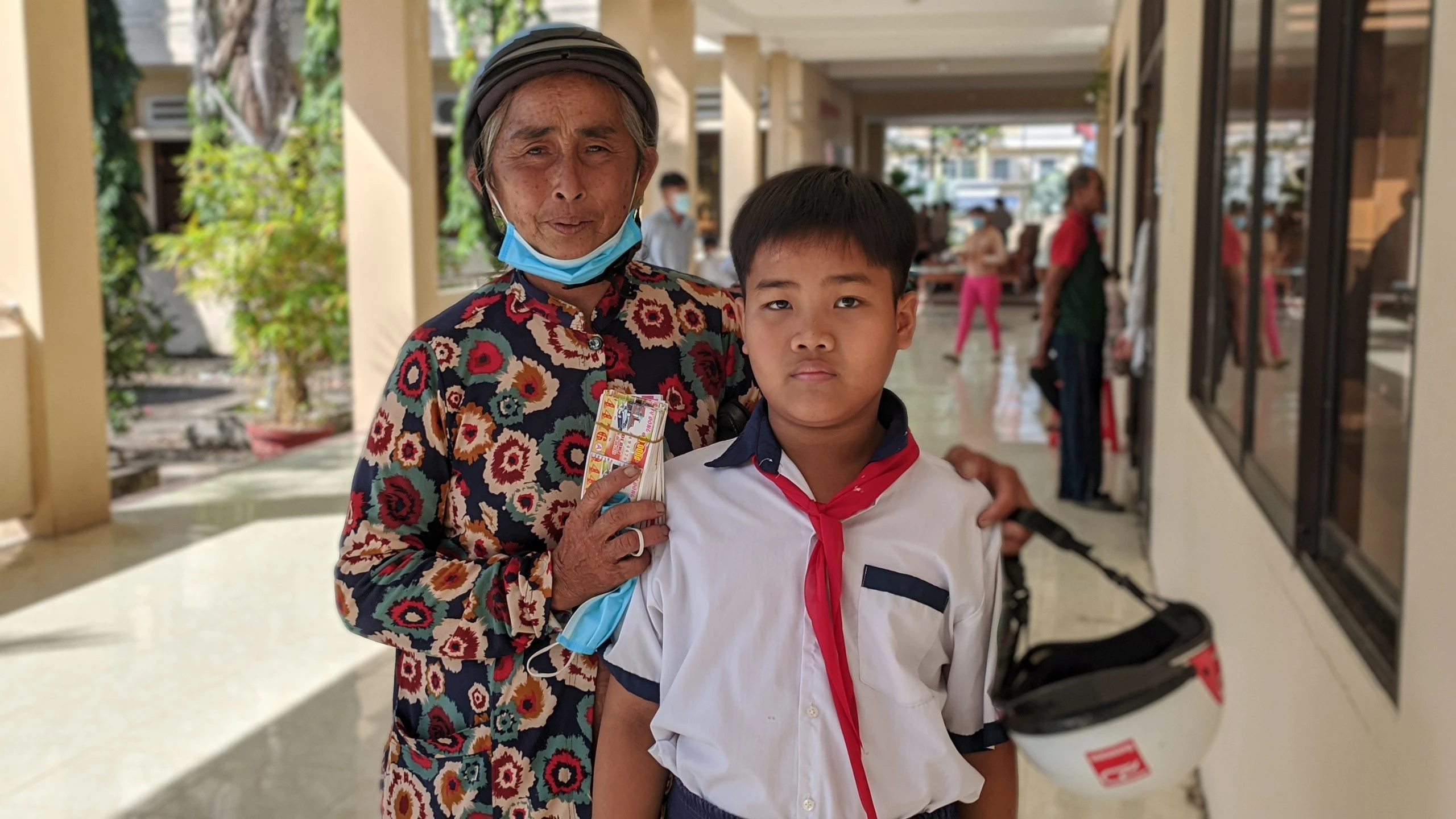 Bà Phạm Thị Xéo và cháu ngoại Đặng Bảo Lộc, Trường Tiểu học Tân Xuân 1, Ba Tri. Ảnh: Hiếu Hiền