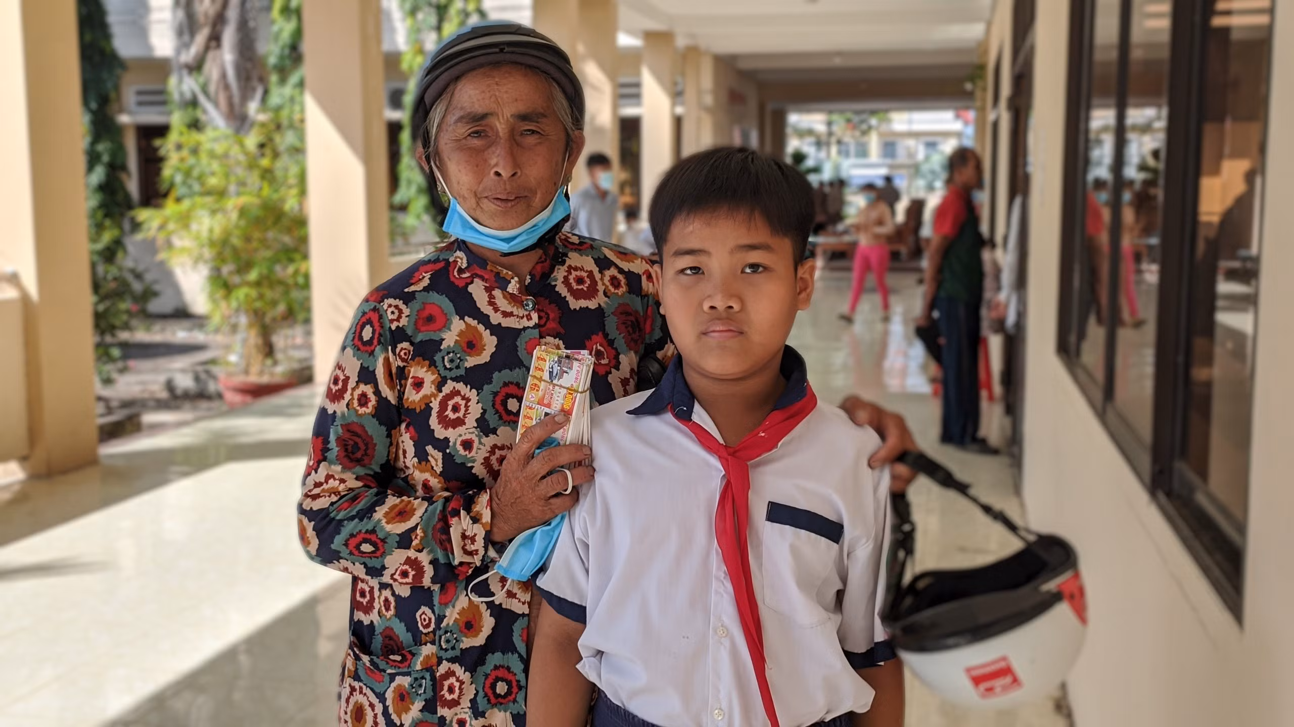 Bà Phạm Thị Xéo và cháu ngoại Đặng Bảo Lộc, Trường Tiểu học Tân Xuân 1, Ba Tri. Ảnh: Hiếu Hiền