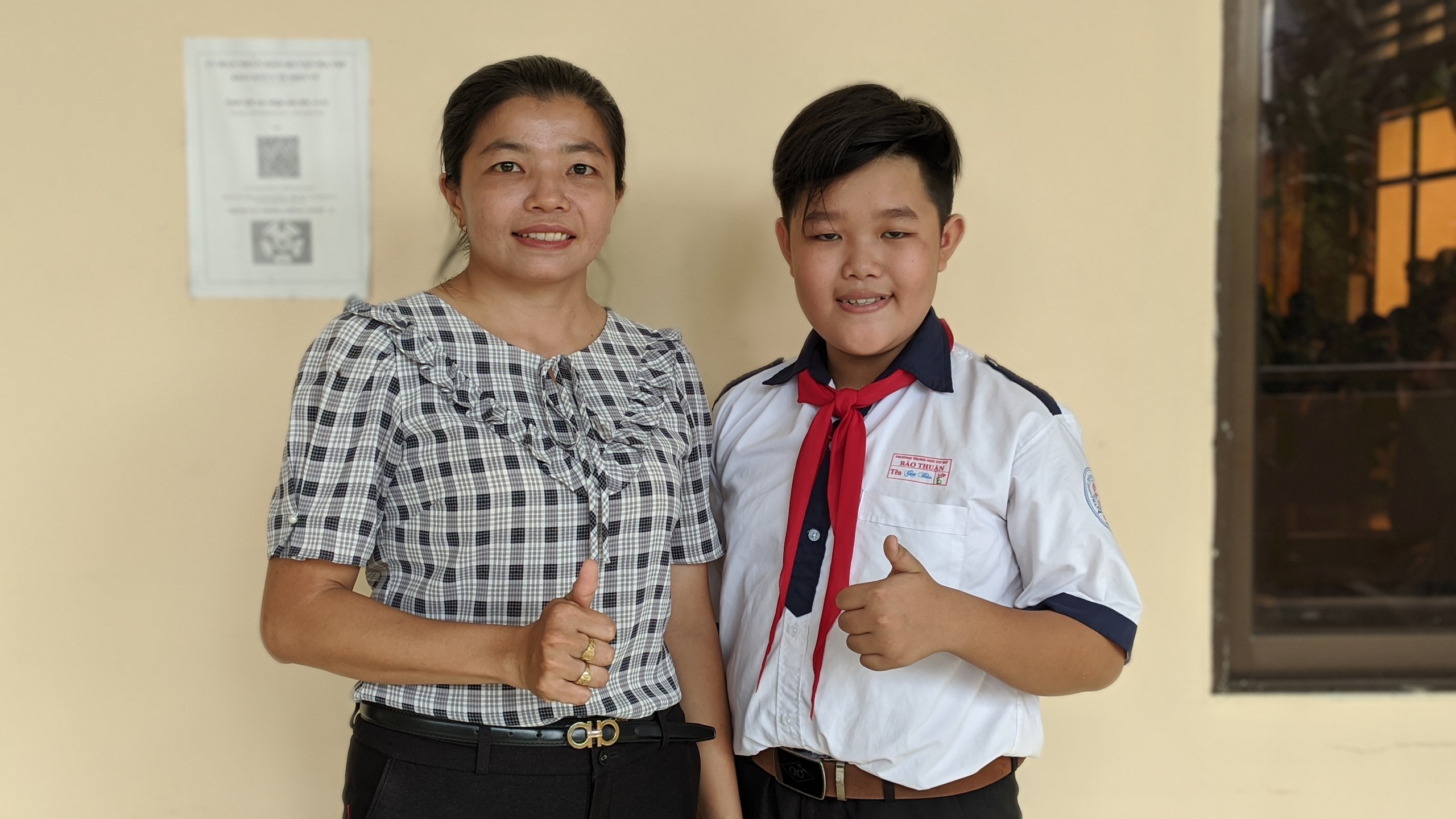 Cô Trần Thị Thẳm, Tổng phụ trách Trường THCS Bảo Thuận, huyện Ba Tri và học trò Nguyễn Bùi Gia Bảo. Ảnh: Hiếu Hiền Cô Trần Thị Thẳm, Tổng phụ trách Trường THCS Bảo Thuận, huyện Ba Tri và học trò Nguyễn Bùi Gia Bảo. Ảnh: Hiếu Hiền