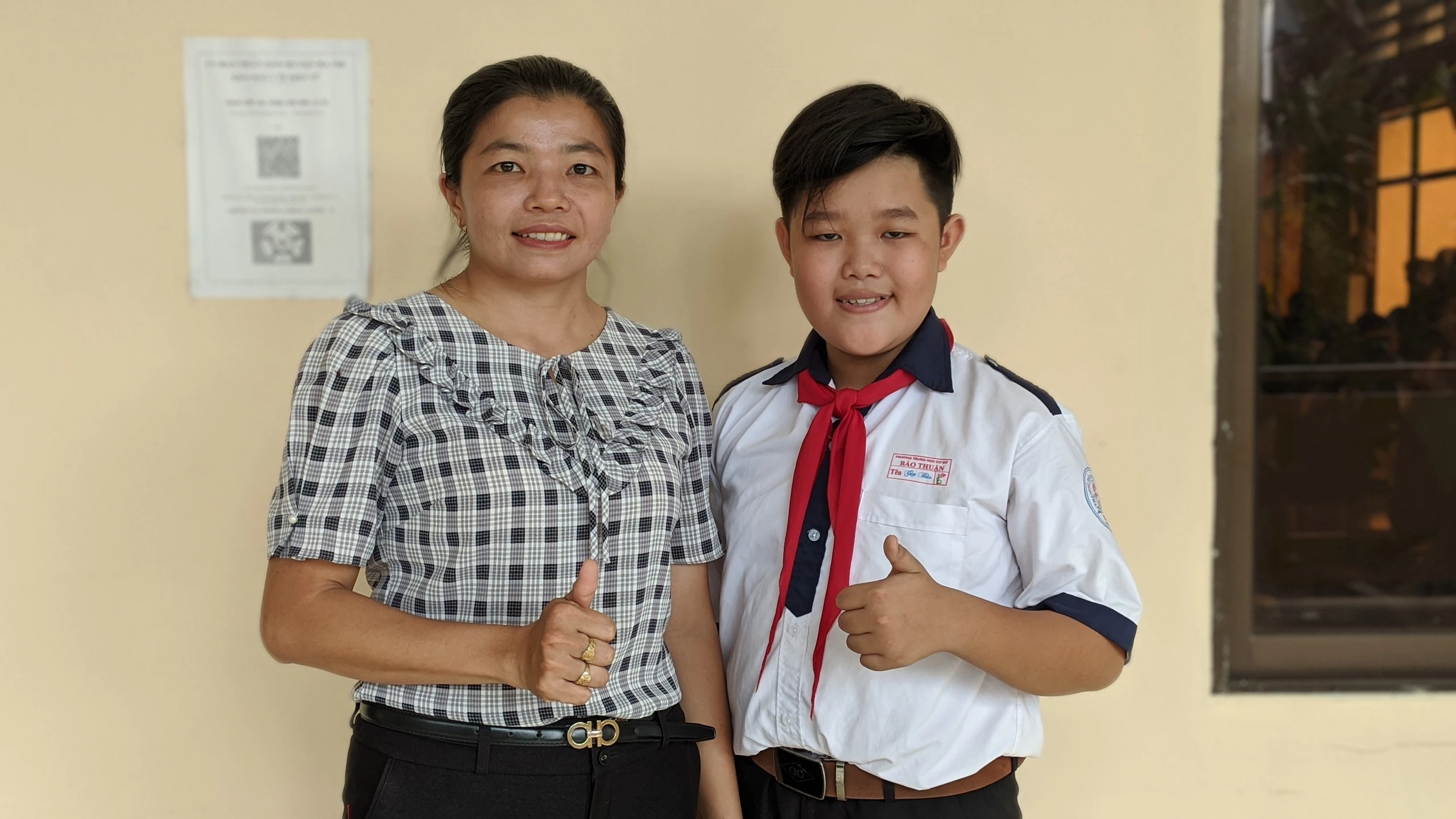 Cô Trần Thị Thẳm, Tổng phụ trách Trường THCS Bảo Thuận, huyện Ba Tri và học trò Nguyễn Bùi Gia Bảo. Ảnh: Hiếu Hiền