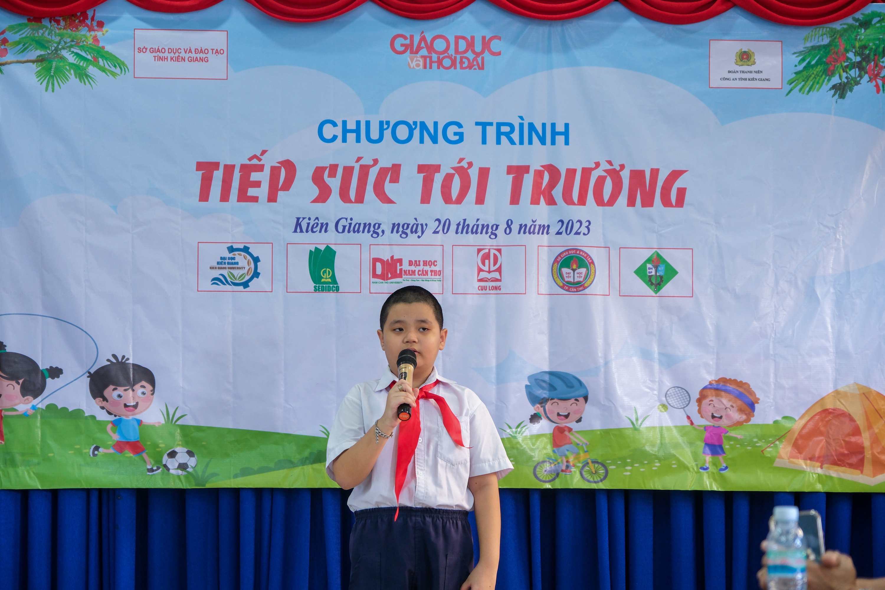 Đại diện học sinh nhận học bổng, Đinh Trung Kiên phát biểu cảm nghĩ. Ảnh: Trường Tiến Đại diện học sinh nhận học bổng, Đinh Trung Kiên phát biểu cảm nghĩ. Ảnh: Trường Tiến