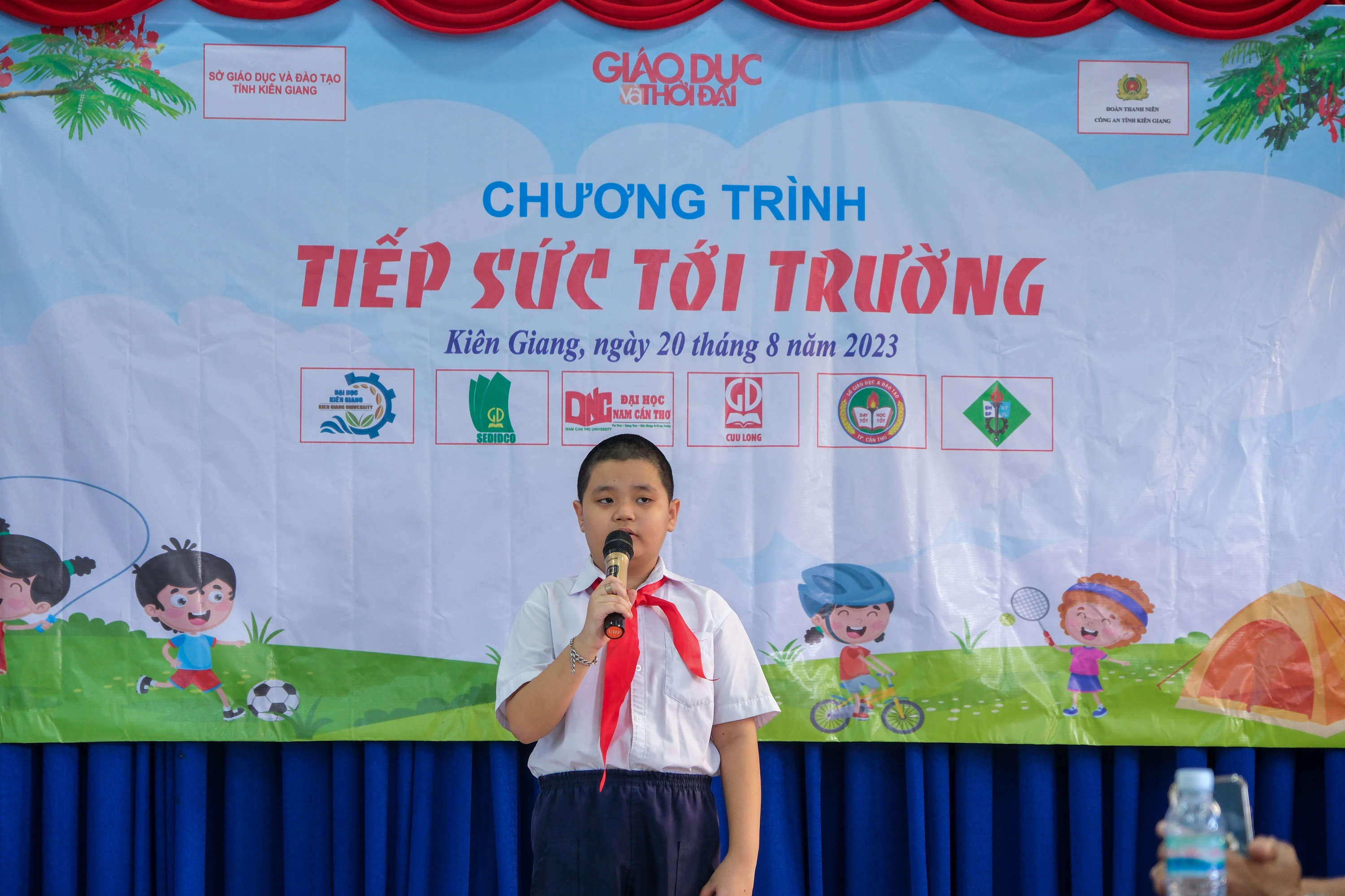 Đại diện học sinh nhận học bổng, Đinh Trung Kiên phát biểu cảm nghĩ. Ảnh: Trường Tiến