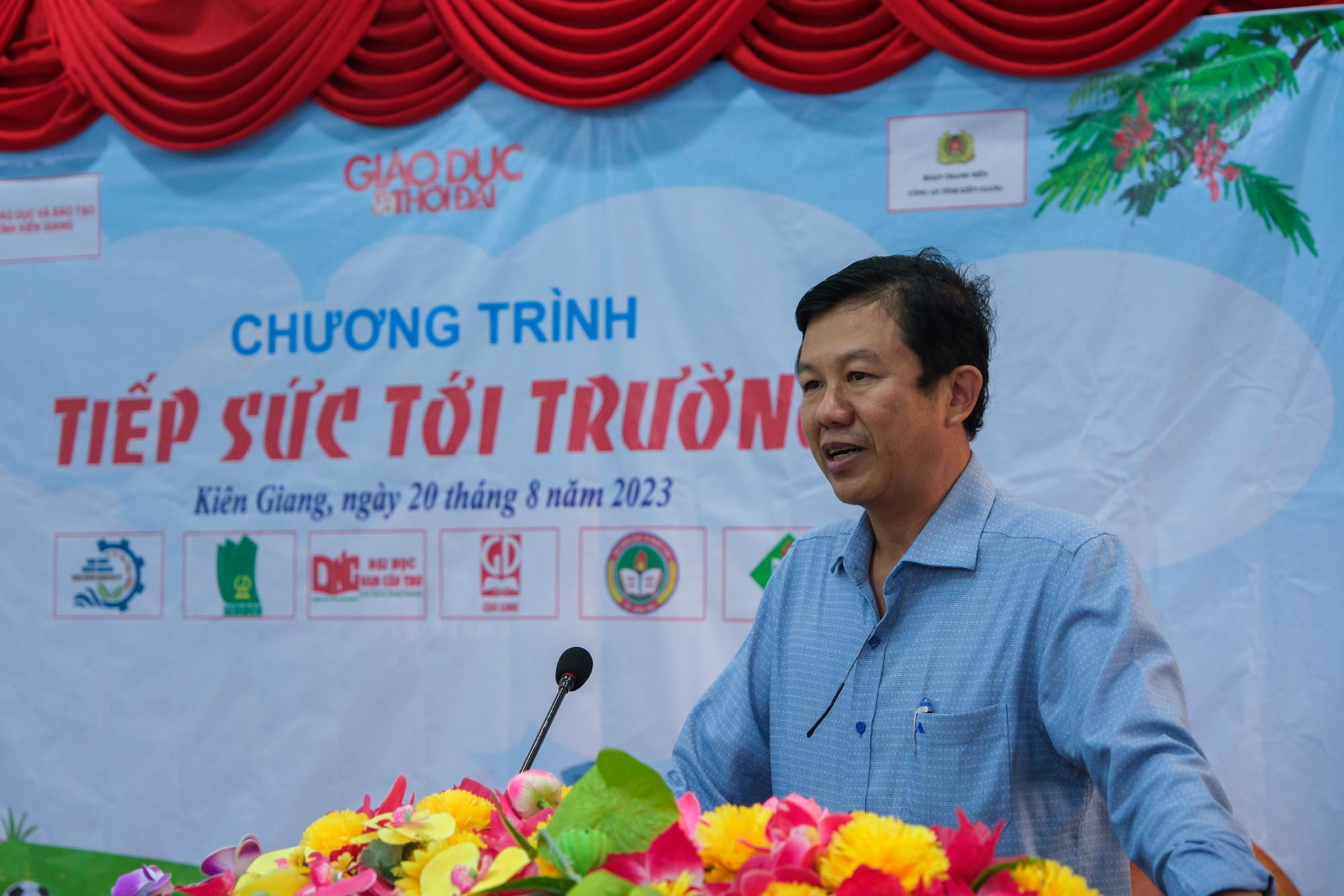 Ông Thiều Văn Nam, Phó Giám đốc Sở GD&ĐT Kiên Giang phát biểu cảm ơn. Ảnh: Trường Tiến Ông Thiều Văn Nam, Phó Giám đốc Sở GD&ĐT Kiên Giang phát biểu cảm ơn. Ảnh: Trường Tiến