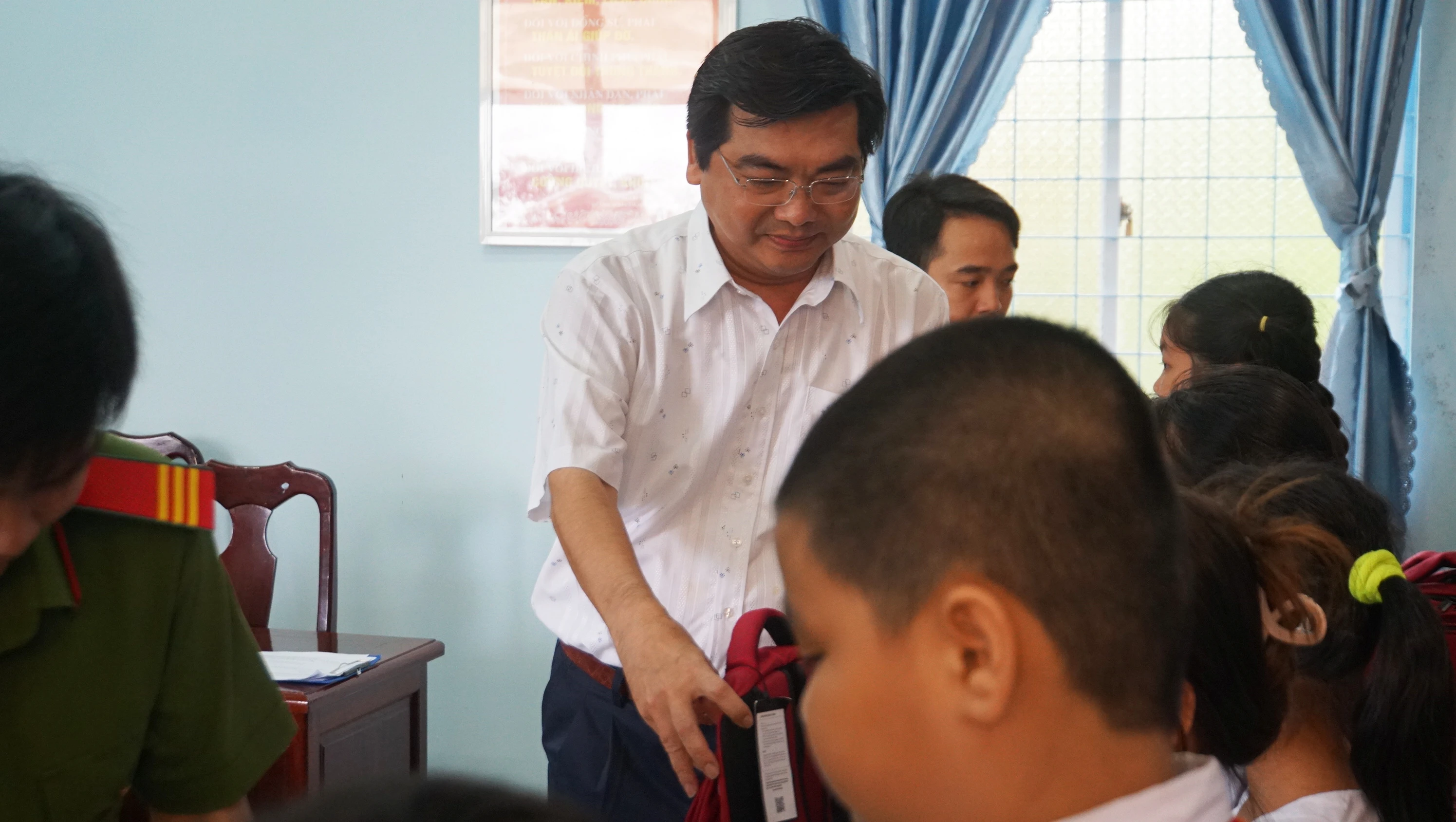 Ông Trần Thanh Bình, Giám đốc Sở GD&amp;ĐT TP Cần Thơ trao quà cho học sinh. Ảnh: Mạnh Tùng